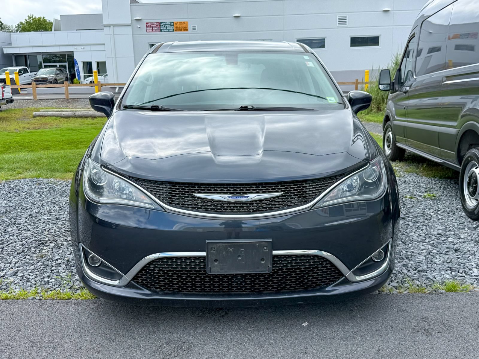 Used 2019 Chrysler Pacifica Touring Plus w/ Tire & Wheel Group FWD image 2