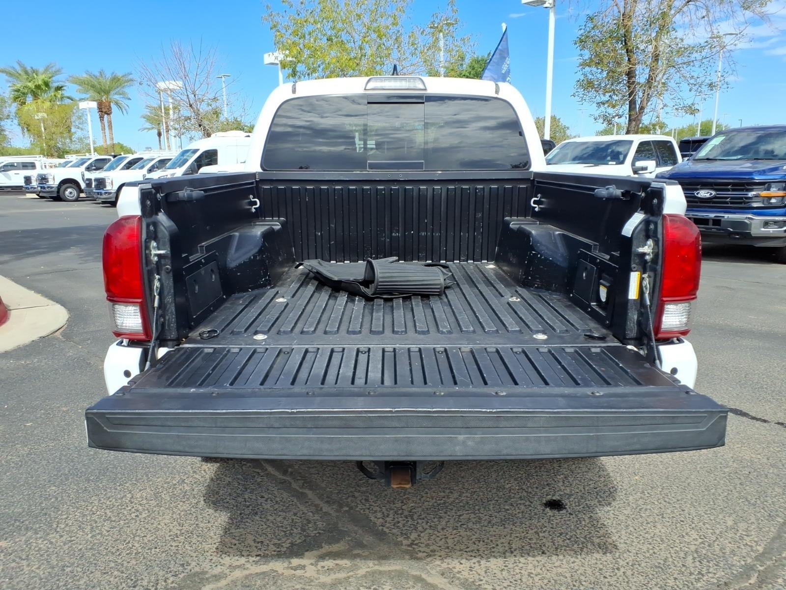 Used 2017 Toyota Tacoma TRD Off-Road w/ Premium & Technology Package AWD/4WD image 16