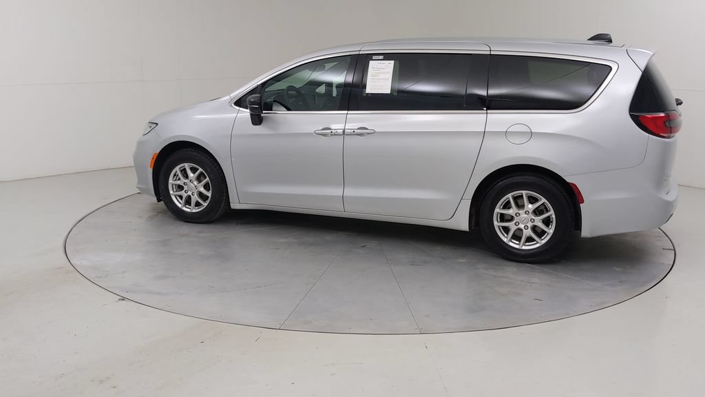 Used 2026 Chrysler Pacifica Select FWD image 17
