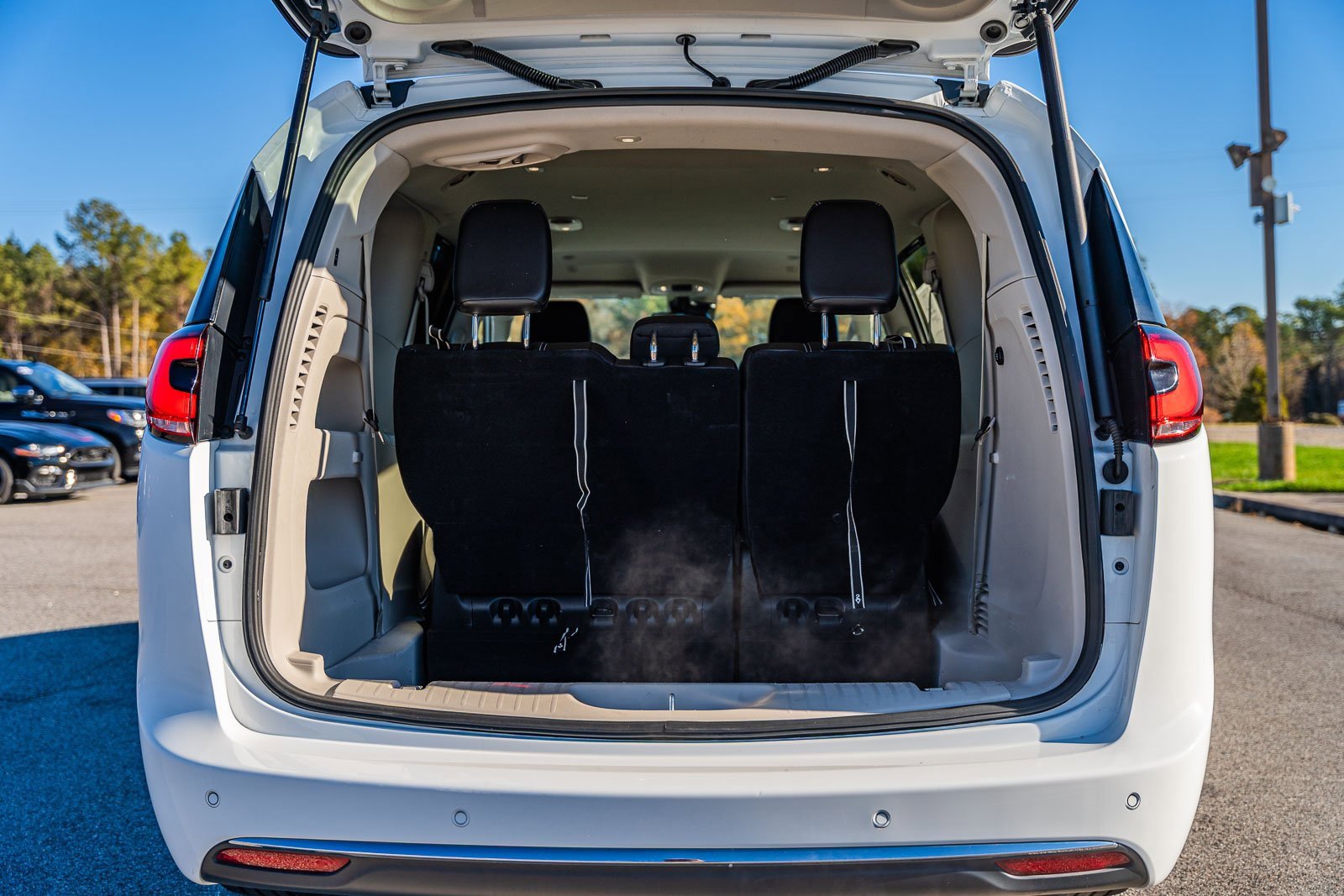 Used 2023 Chrysler Pacifica Touring-L image 17