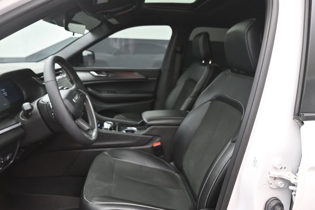 Used 2025 Jeep Grand Cherokee Altitude RWD image 18