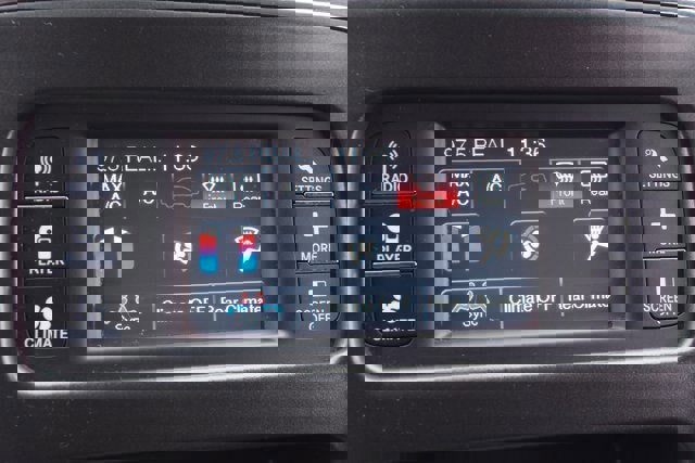 Used 2019 Dodge Journey SE image 28