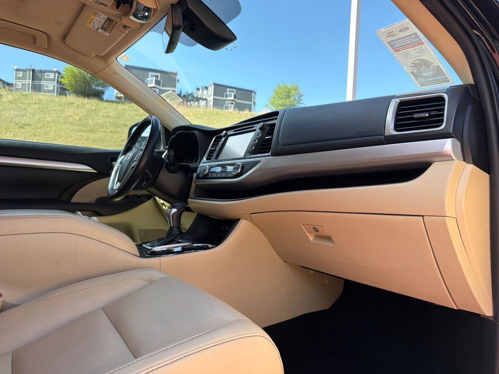 Used 2019 Toyota Highlander XLE AWD/4WD image 37