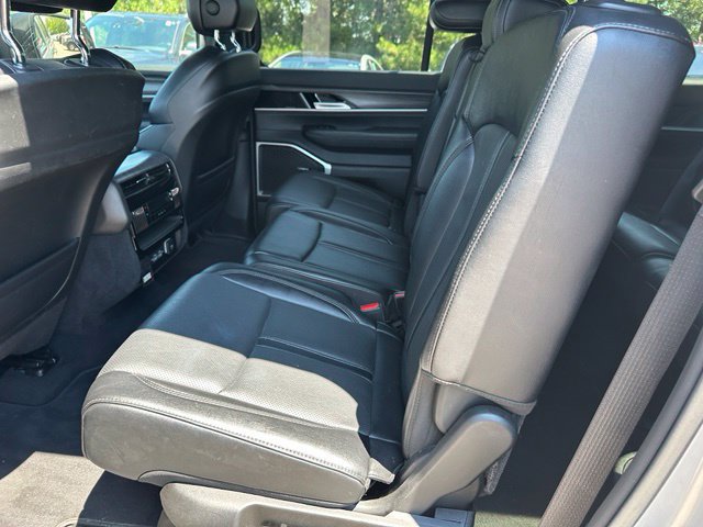 Used 2024 Jeep Wagoneer L Series II w/ Flexible Seating Group AWD/4WD image 15