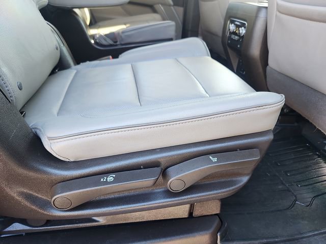 Used 2024 GMC Yukon XL SLT w/ SLT Luxury Package image 30