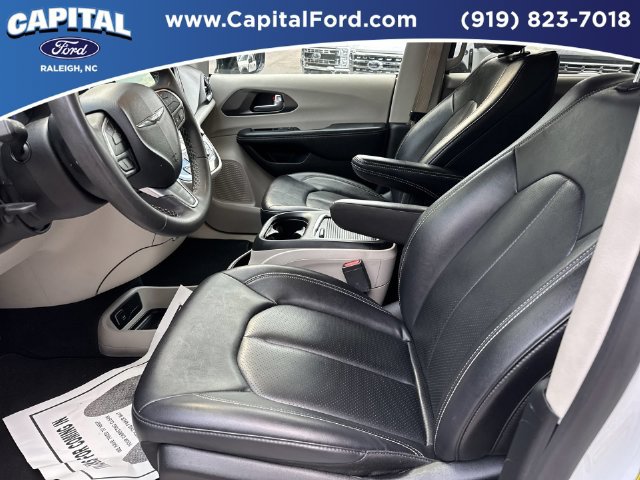 Used 2025 Chrysler Pacifica Select FWD image 18