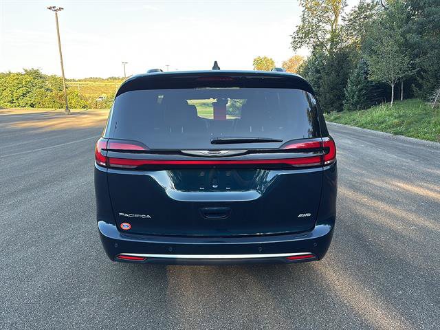 Used 2025 Chrysler Pacifica Pinnacle AWD/4WD image 3