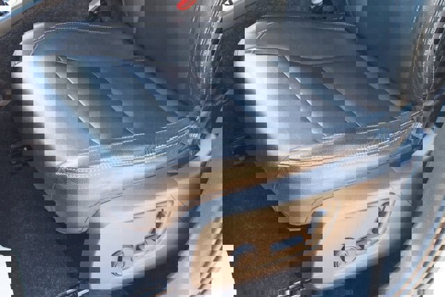 Used 2020 Volvo XC40 T4 Momentum image 17