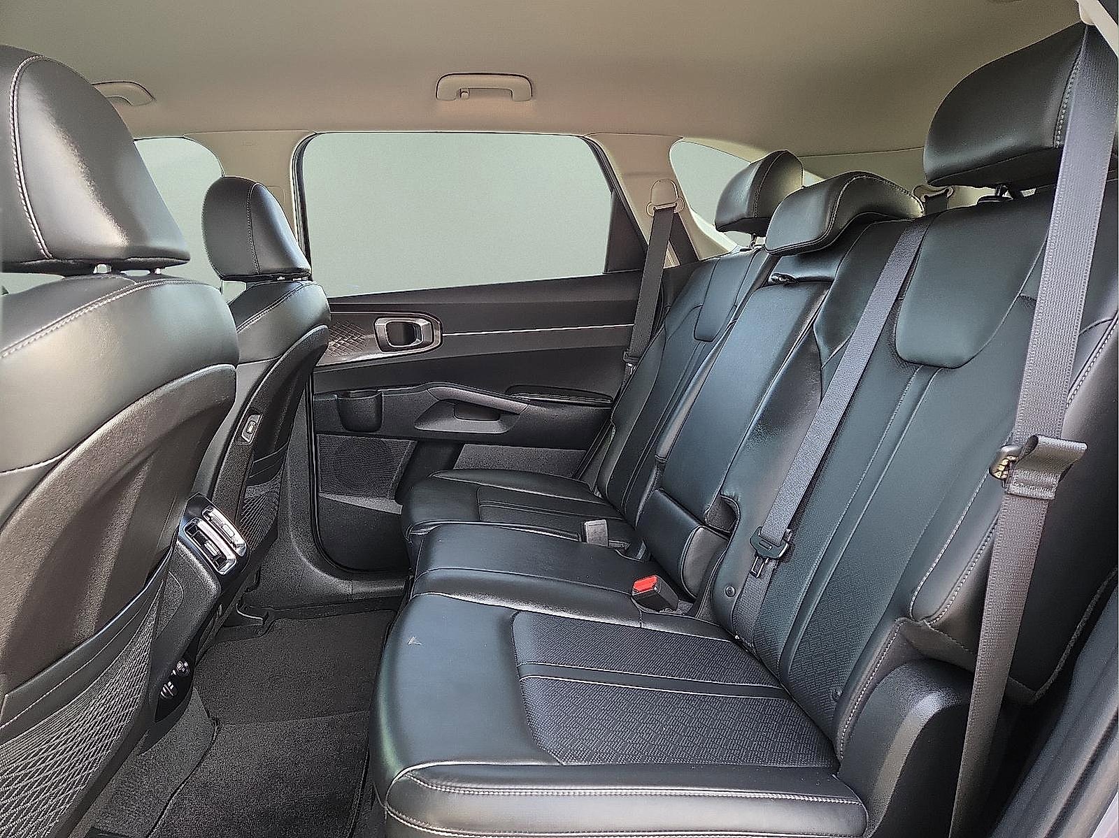 Used 2023 Kia Sorento S image 11