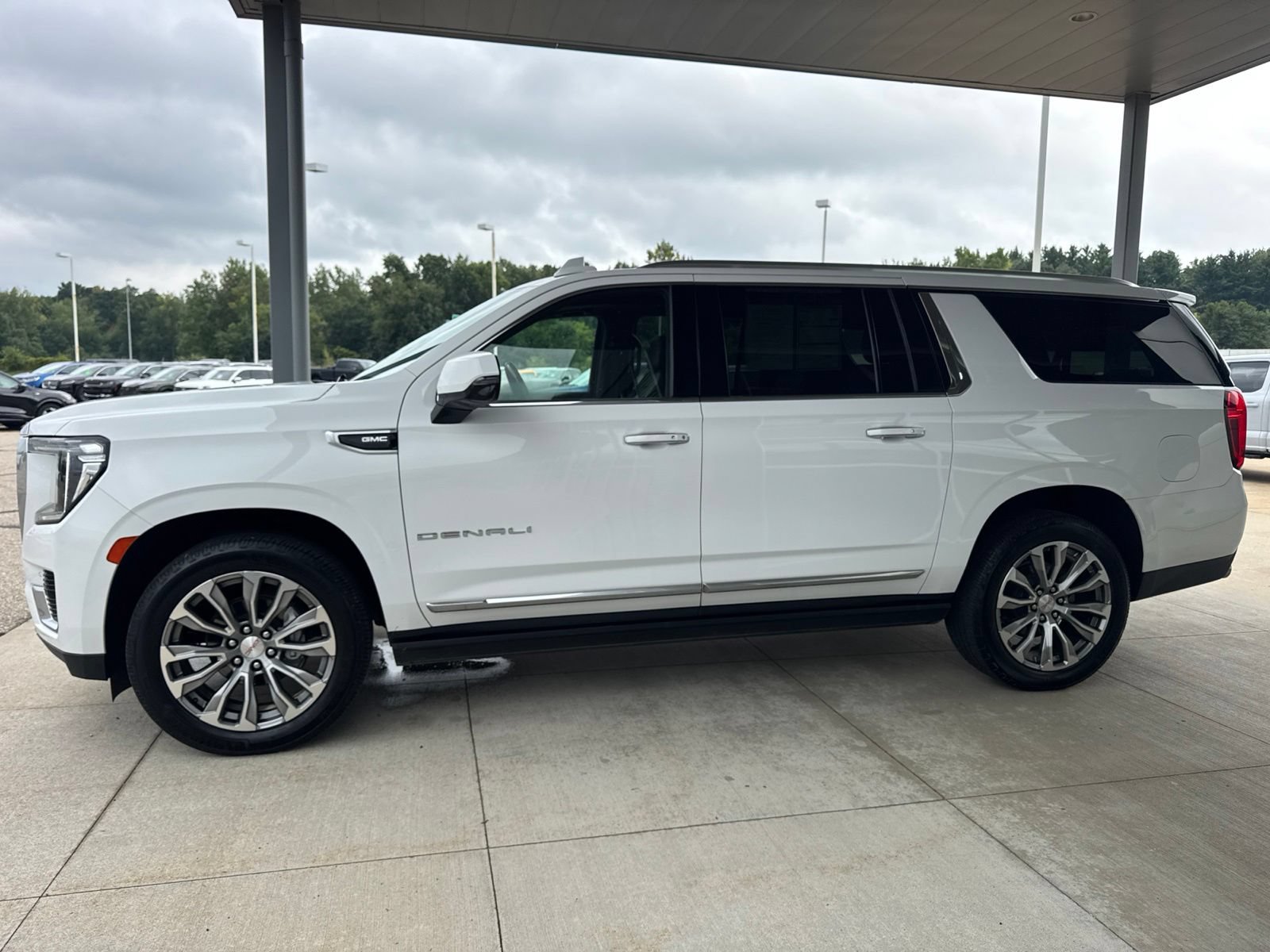 Used 2021 GMC Yukon XL Denali w/ Denali Premium Package AWD/4WD image 4