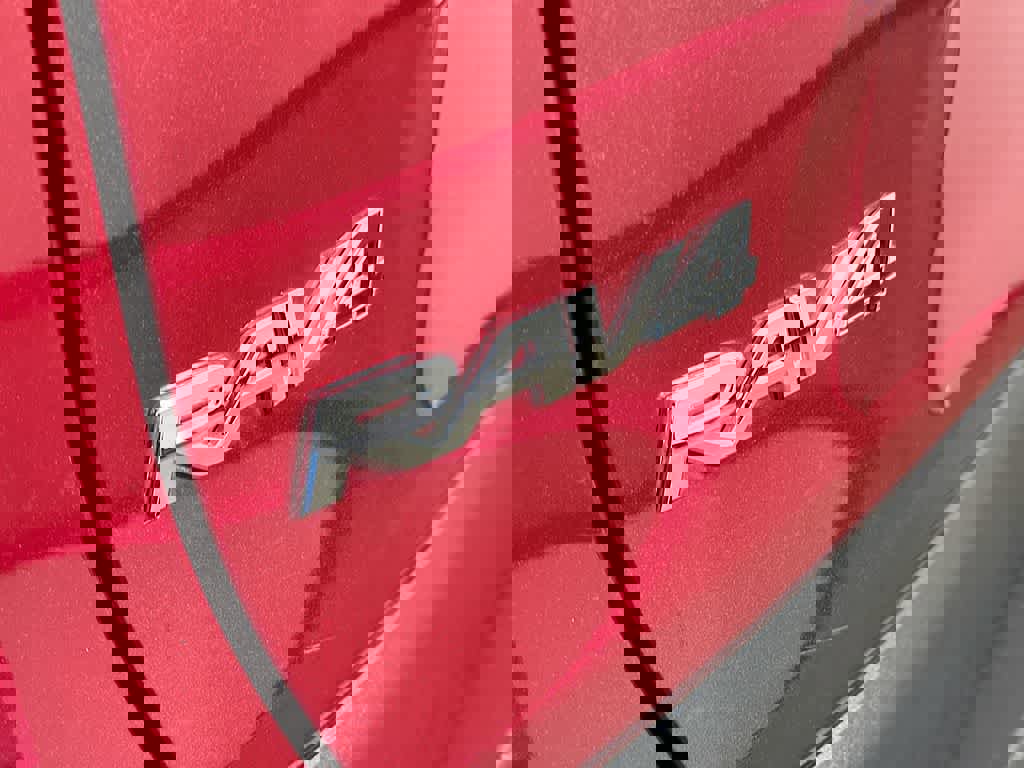 Used 2021 Toyota RAV4 LE image 10