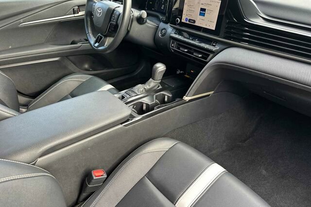 Used 2025 Toyota Camry SE image 13
