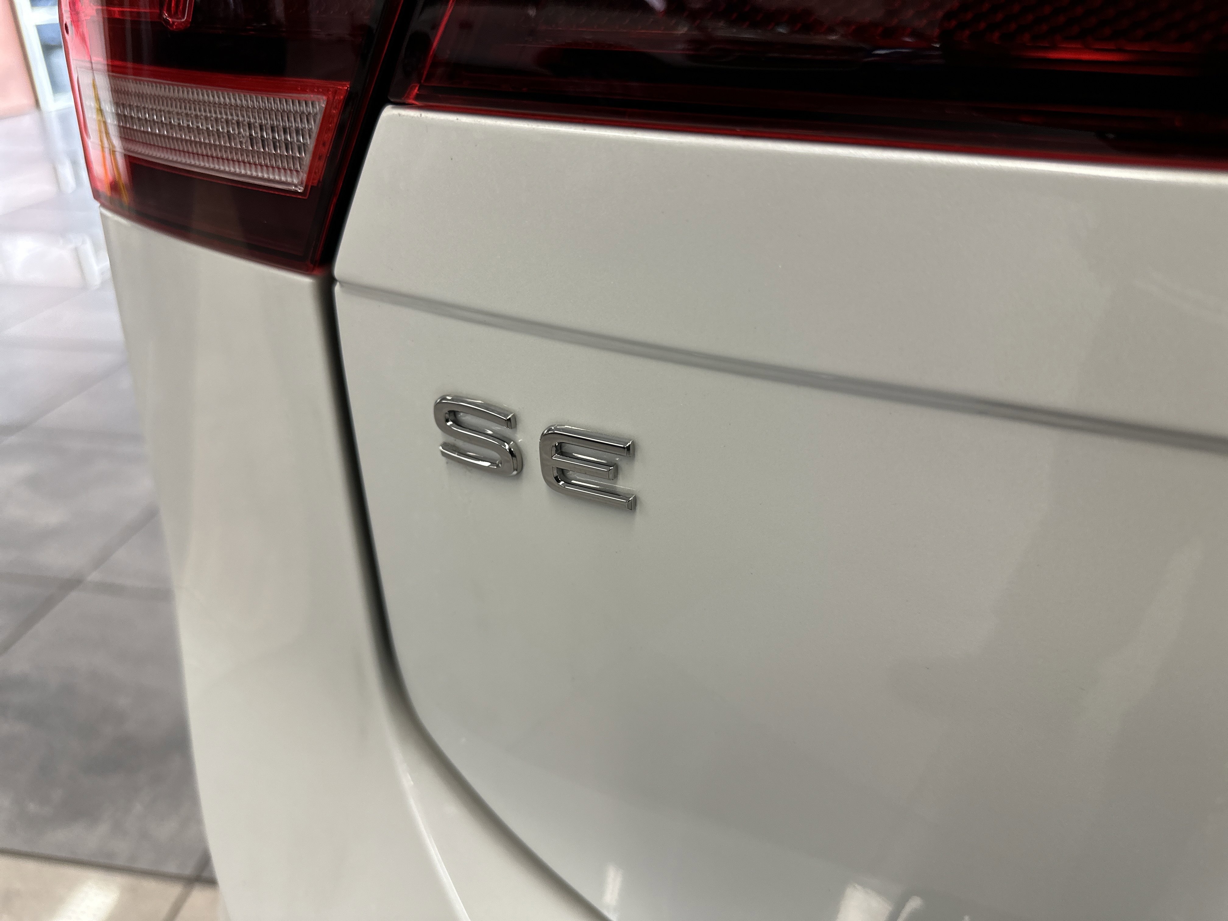 Used 2024 Volkswagen Tiguan SE R-Line image 10