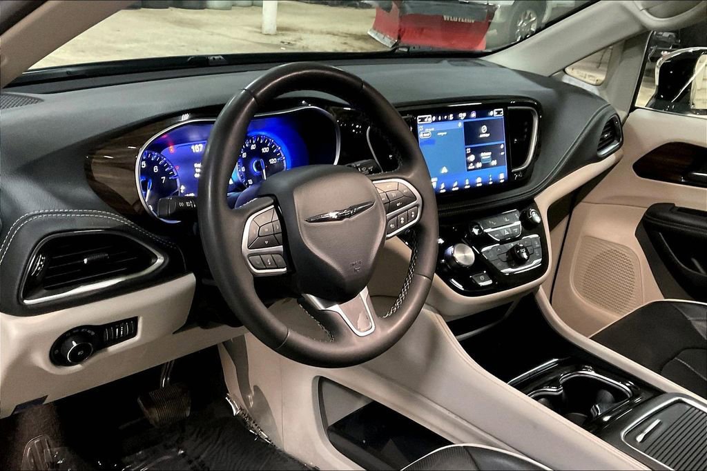 Used 2023 Chrysler Pacifica Limited image 13