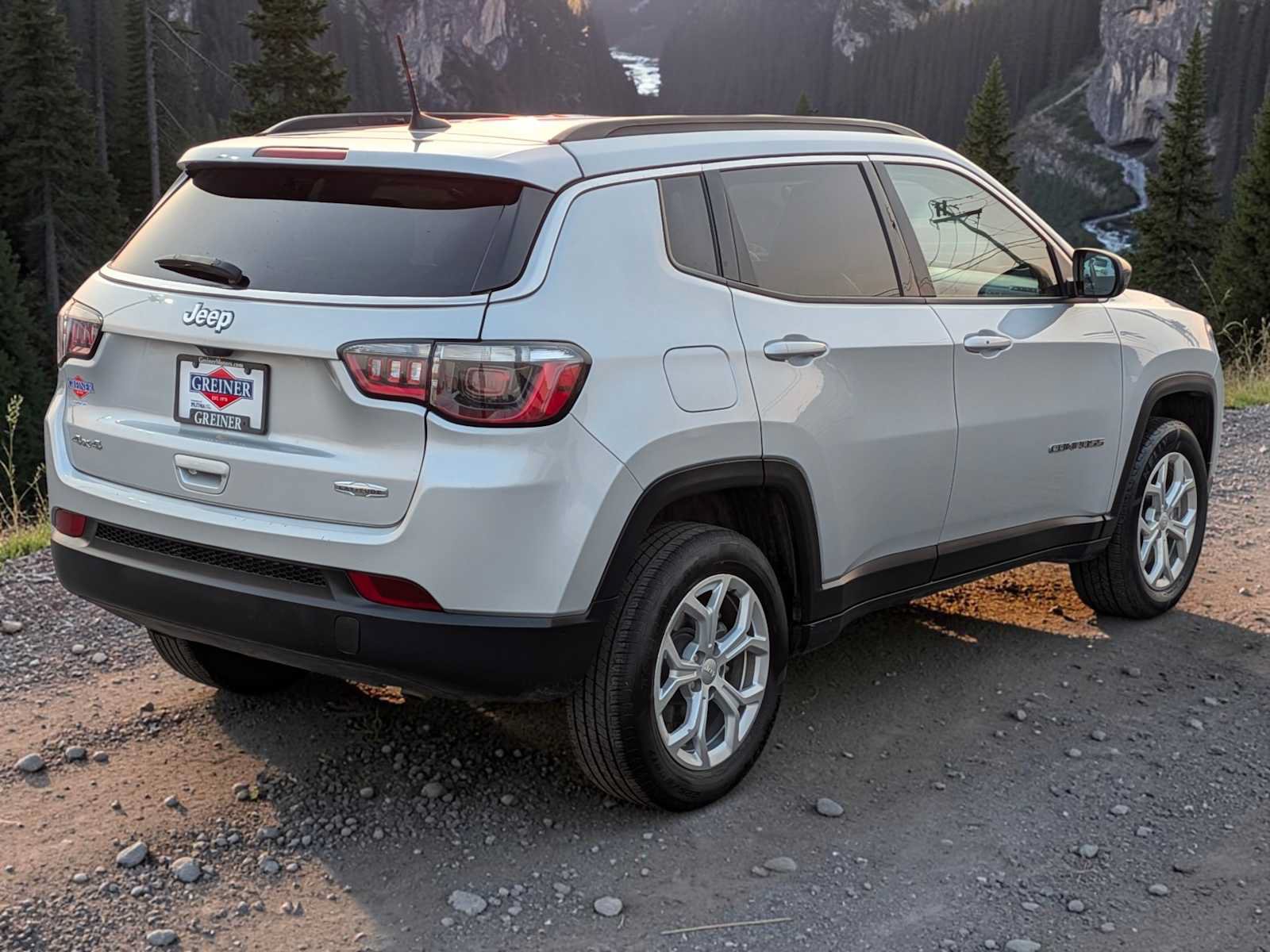 Used 2024 Jeep Compass Latitude AWD/4WD image 6