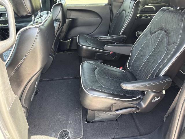 Used 2025 Chrysler Pacifica Limited FWD image 16