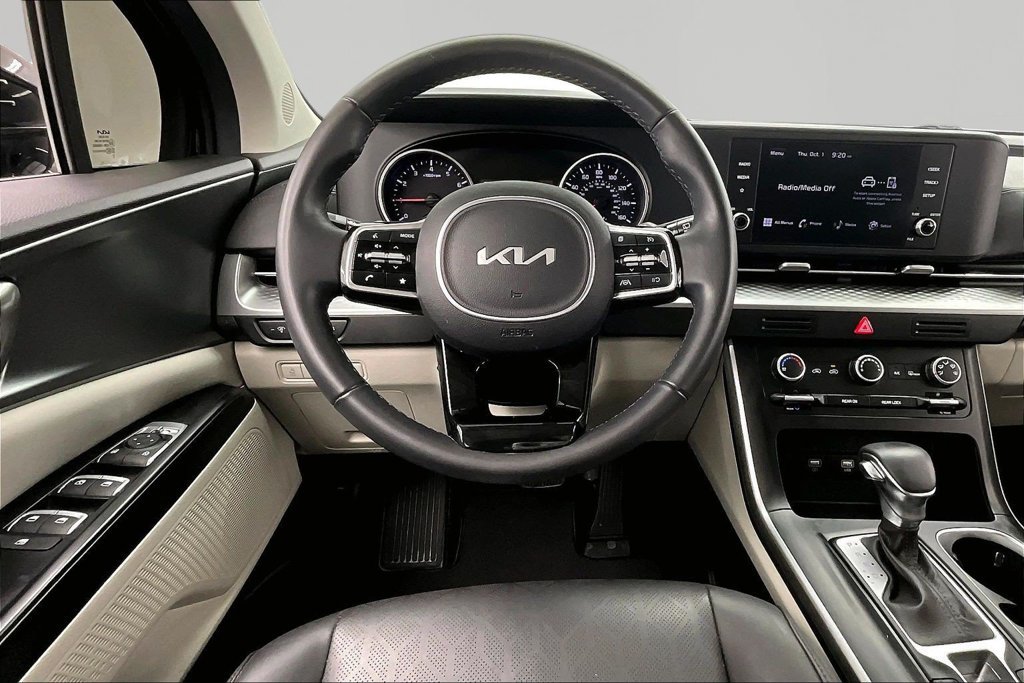 Used 2023 Kia Carnival LX FWD image 5