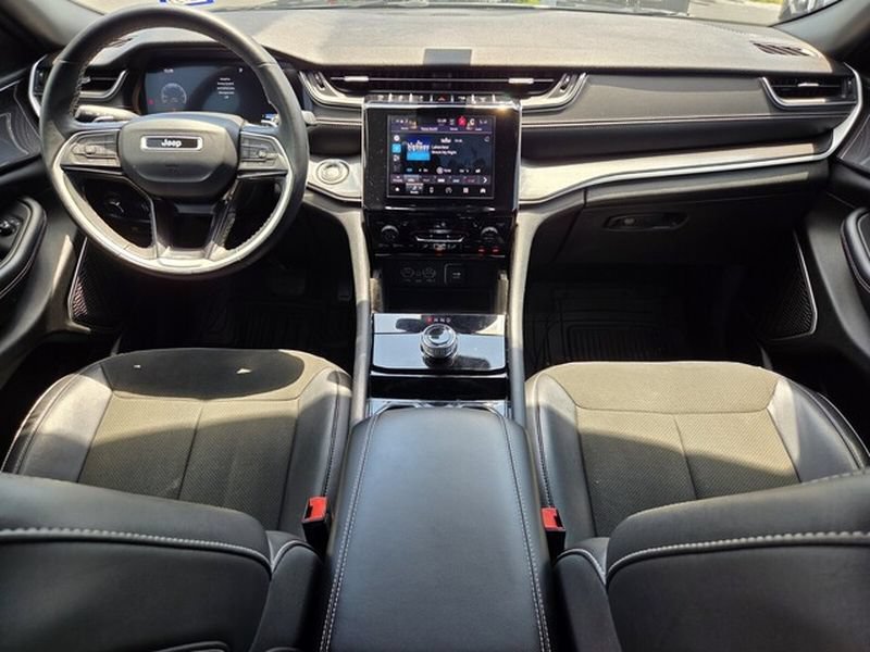Used 2022 Jeep Grand Cherokee Altitude RWD image 16