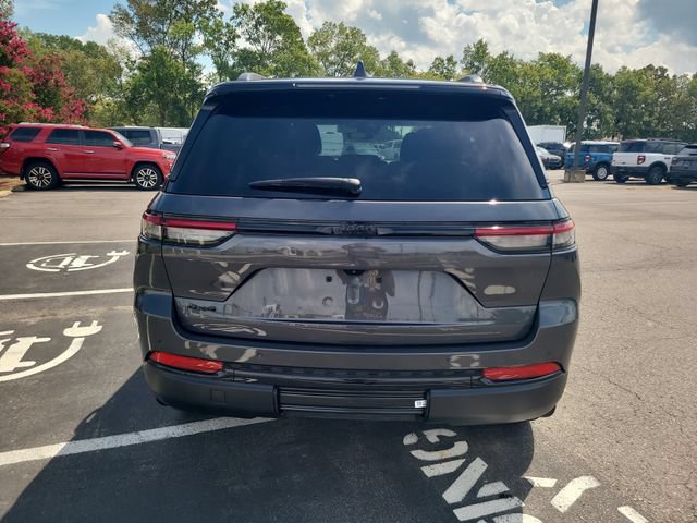 Used 2025 Jeep Grand Cherokee Altitude AWD/4WD image 6
