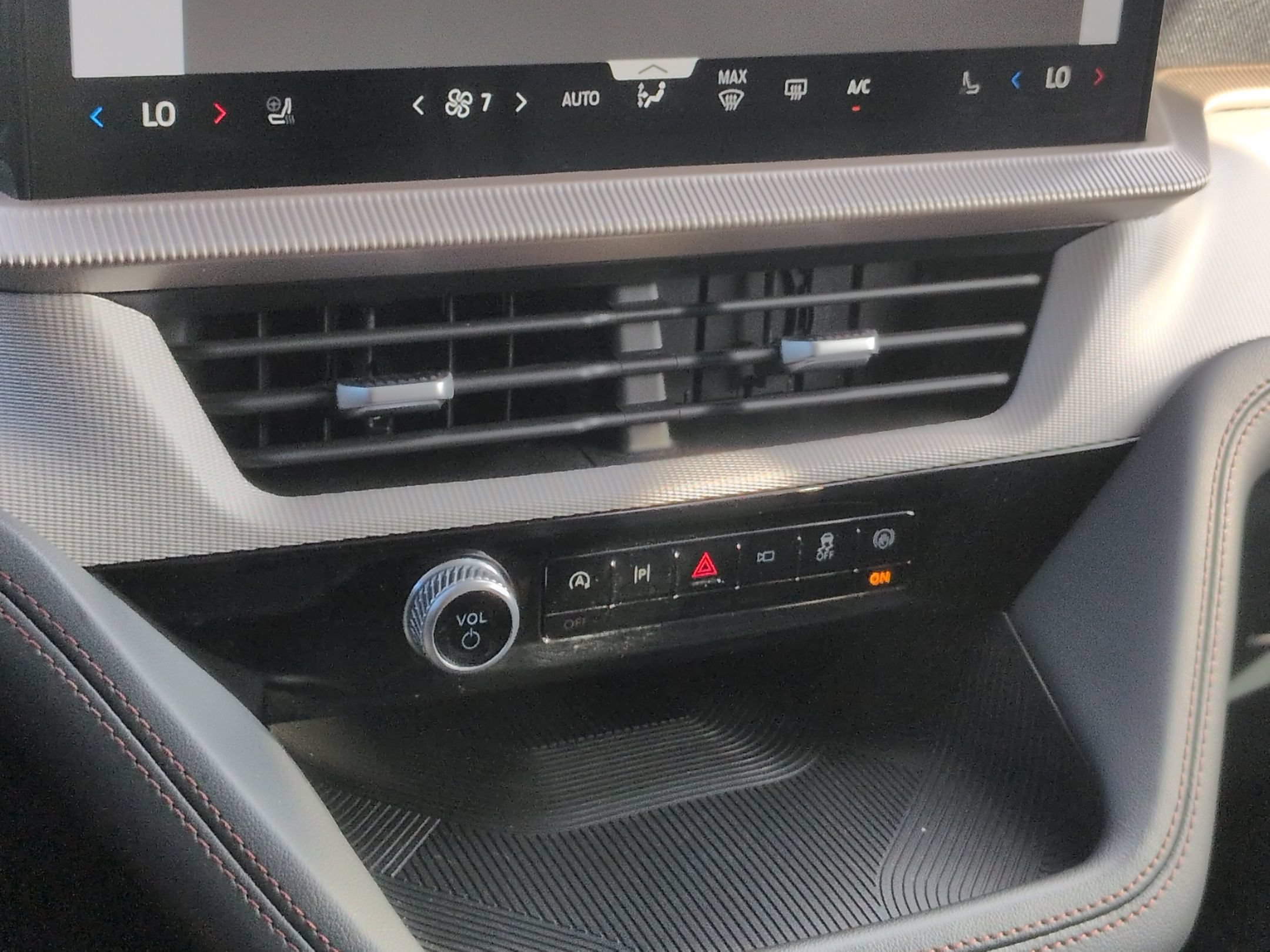 Certified 2025 Ford Explorer Active w/ Active Comfort Package RWD image 26