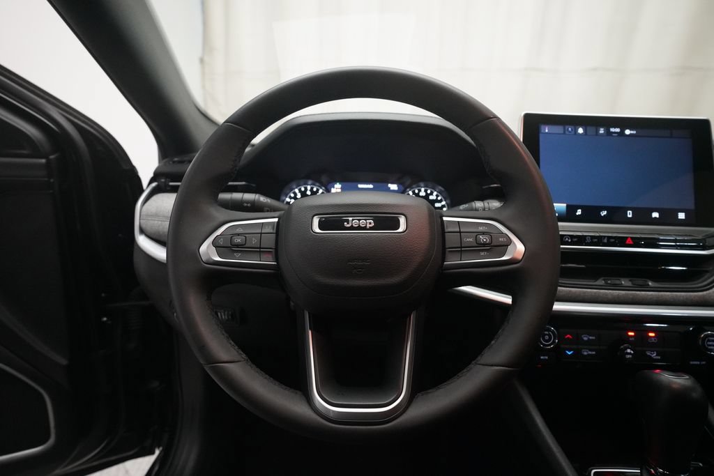 Used 2024 Jeep Compass Latitude AWD/4WD image 4