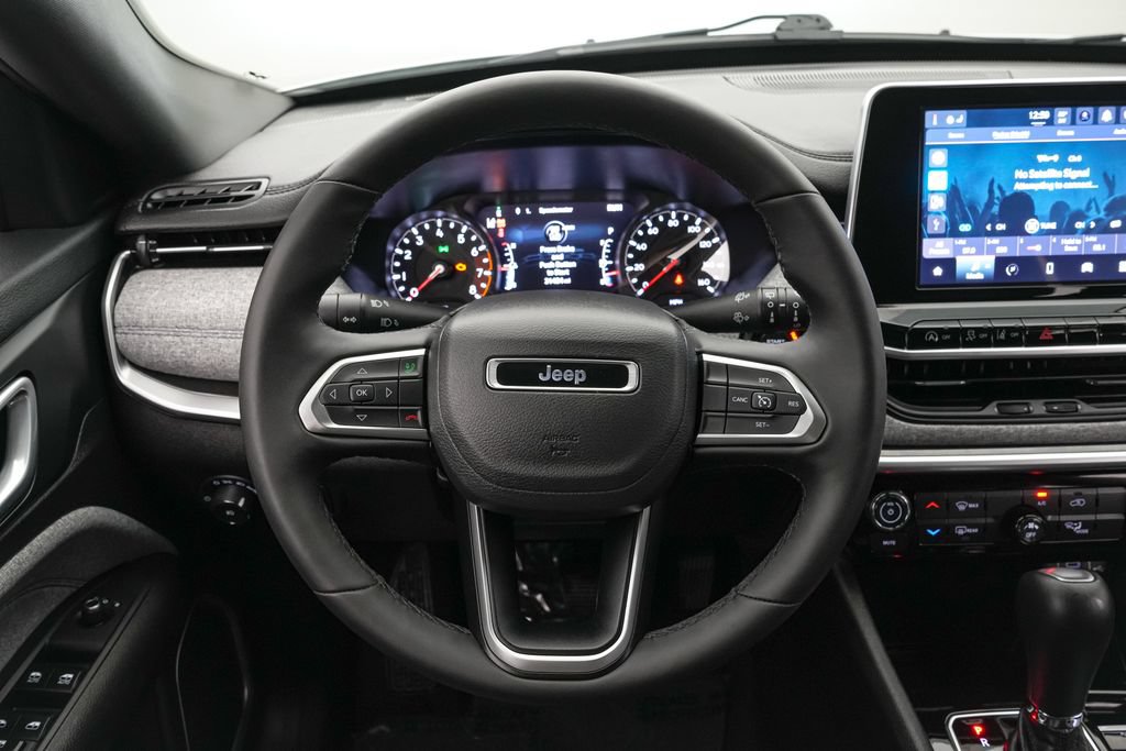 Used 2025 Jeep Compass Latitude AWD/4WD image 13
