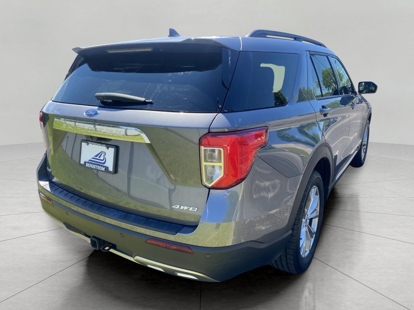 Certified 2023 Ford Explorer XLT w/ Equipment Group 202A AWD/4WD image 5