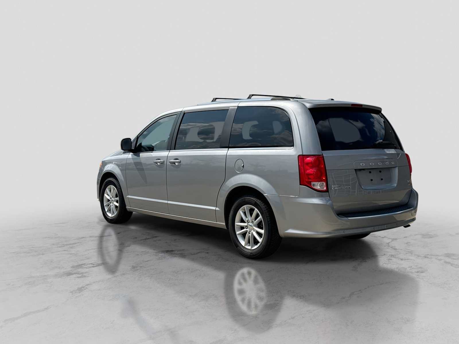 Used 2019 Dodge Grand Caravan SXT w/ Rear Park Assist Package FWD image 4