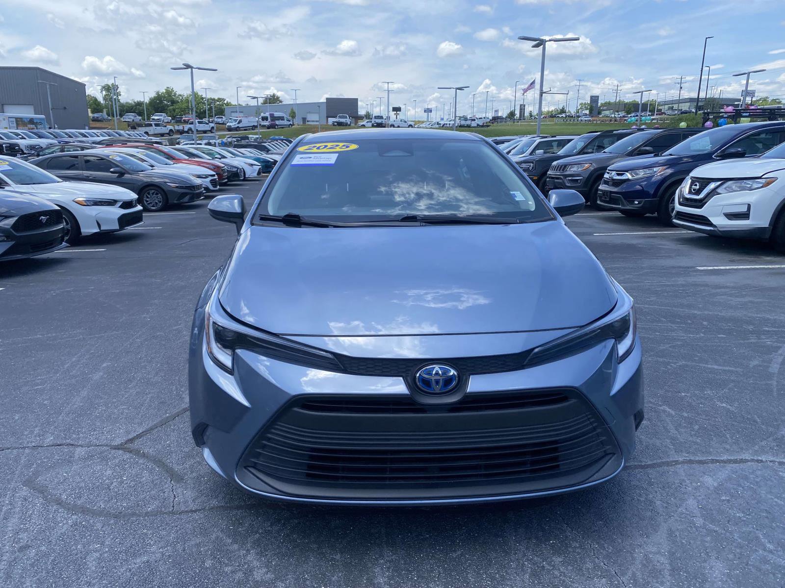 Used 2025 Toyota Corolla LE FWD image 2