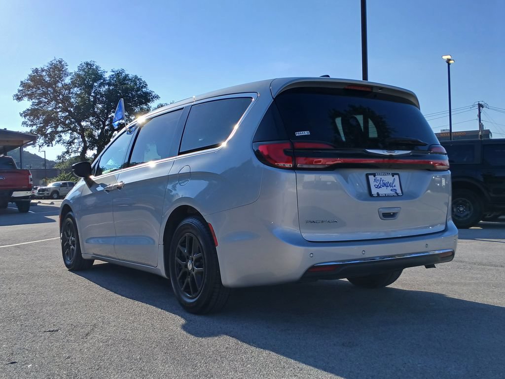 Used 2024 Chrysler Pacifica Touring-L FWD image 5