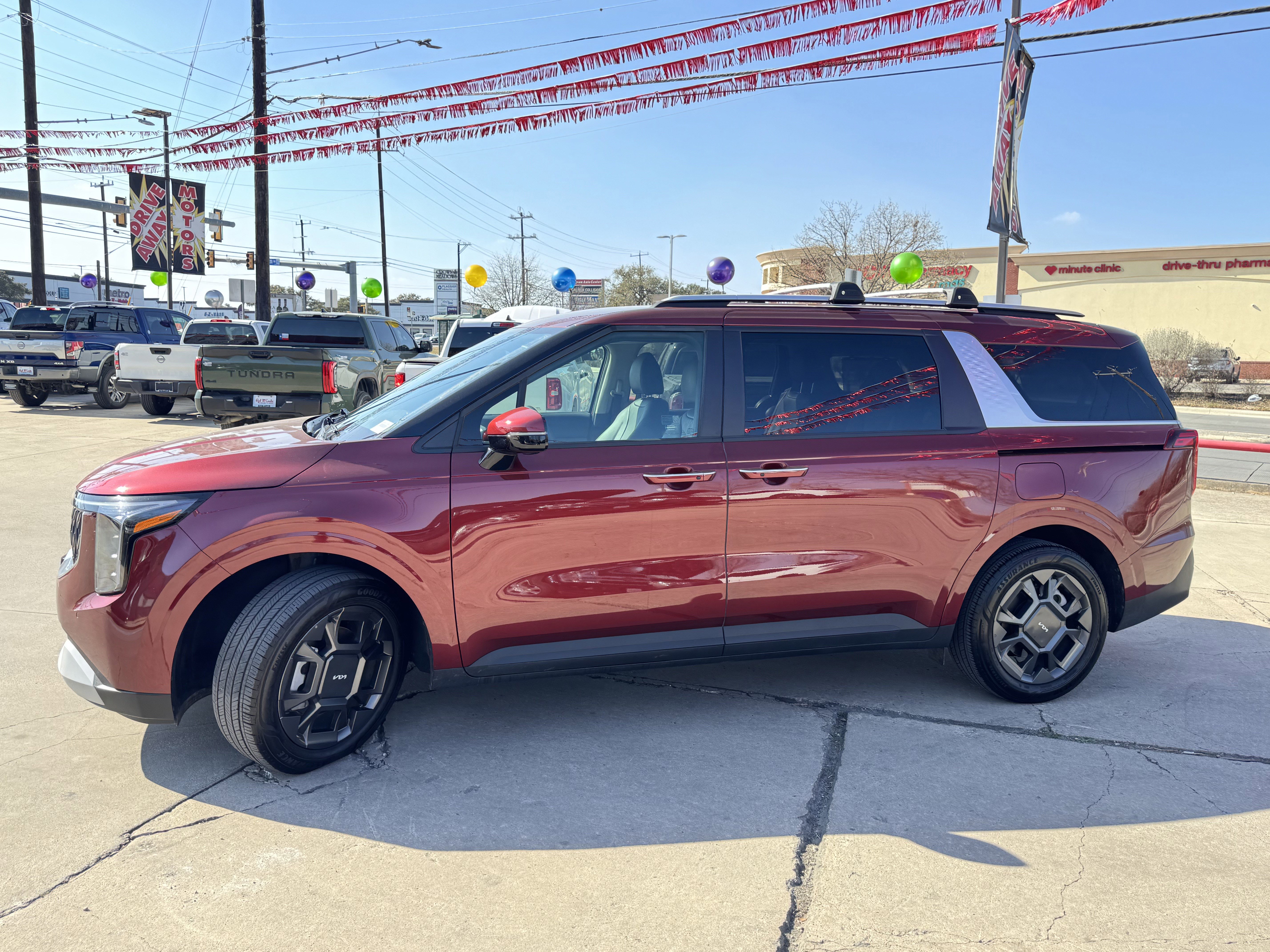 Used 2025 Kia Carnival EX image 7