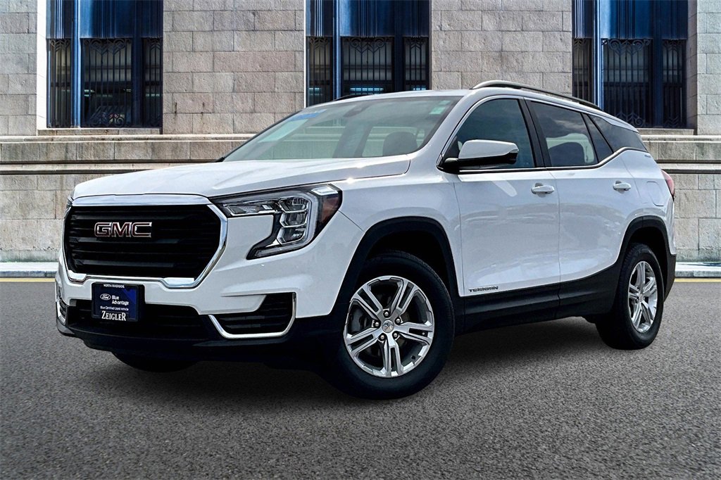 Used 2023 GMC Terrain SLE w/ Driver Convenience Package image 2