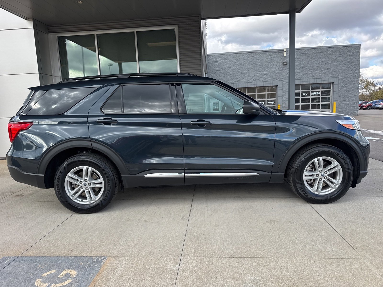 Certified 2023 Ford Explorer XLT image 2