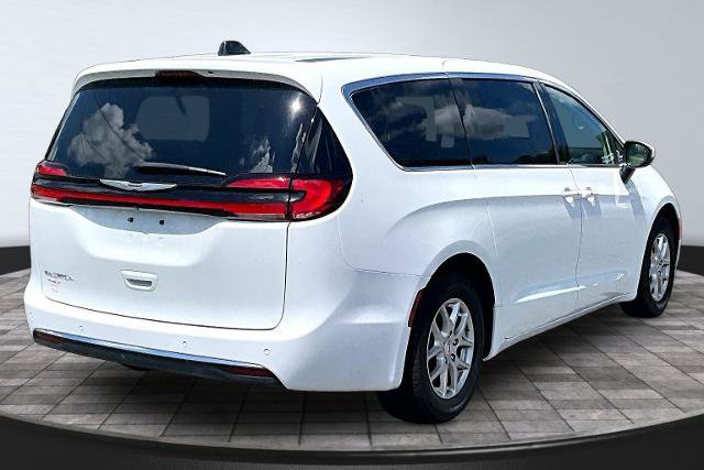 Used 2023 Chrysler Pacifica Touring-L FWD image 13