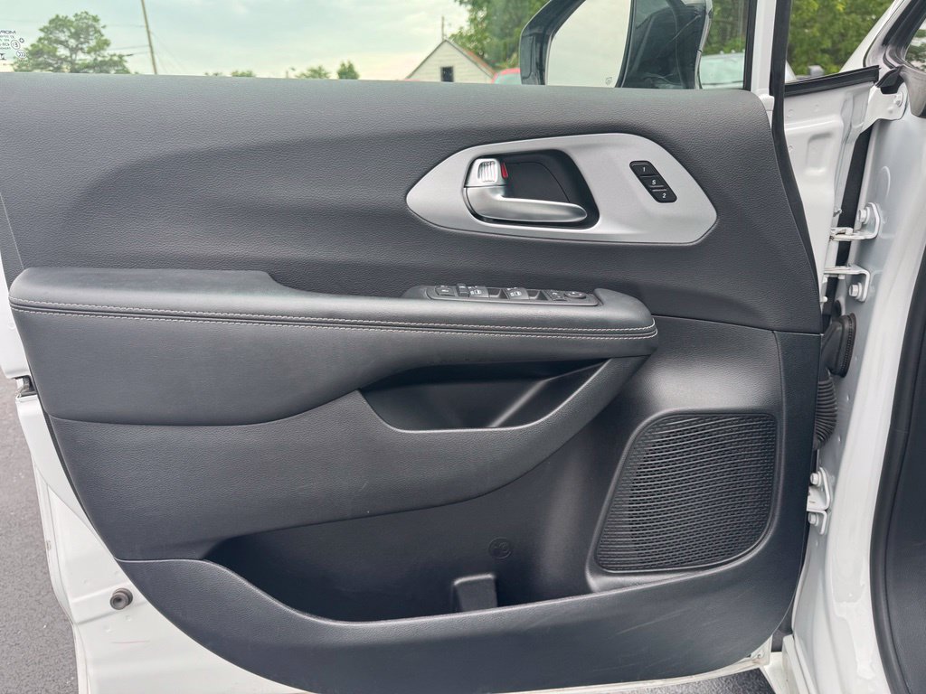 Used 2025 Chrysler Pacifica Limited FWD image 2