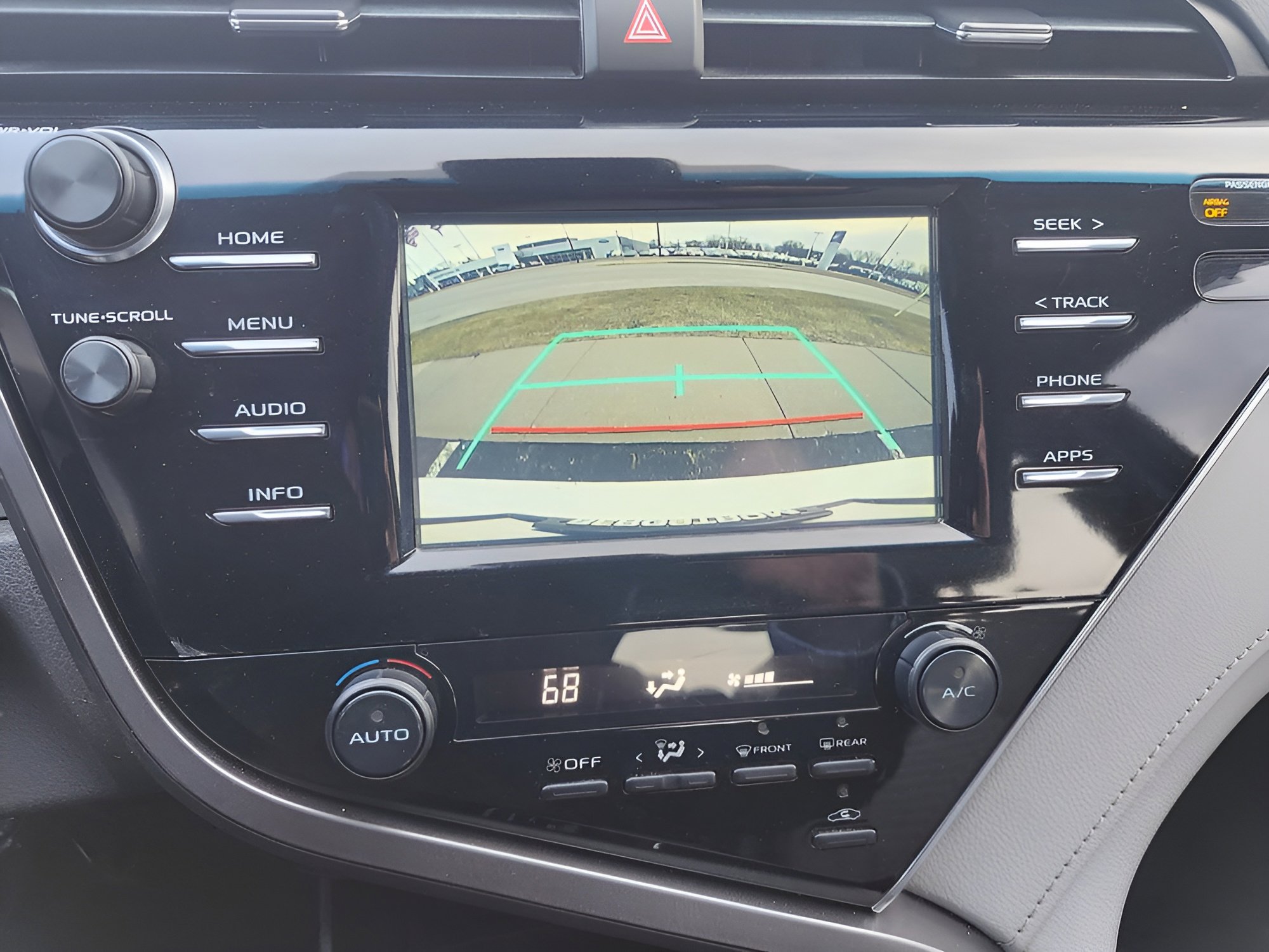 Used 2018 Toyota Camry SE w/ Moonroof Package image 16