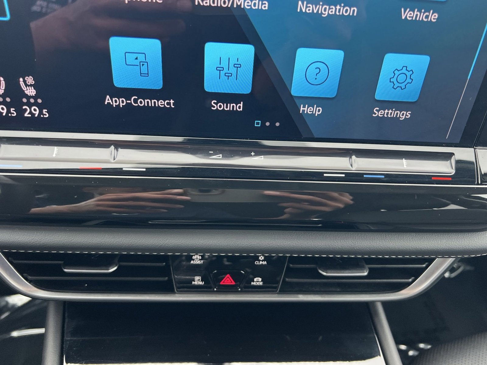 Used 2025 Volkswagen Atlas SE FWD image 28