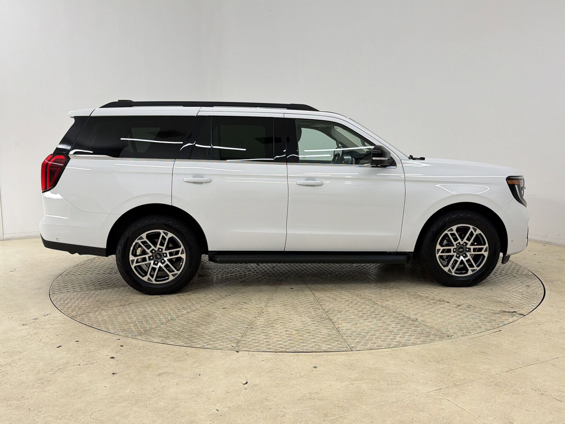 Certified 2025 Ford Expedition Active AWD/4WD image 8