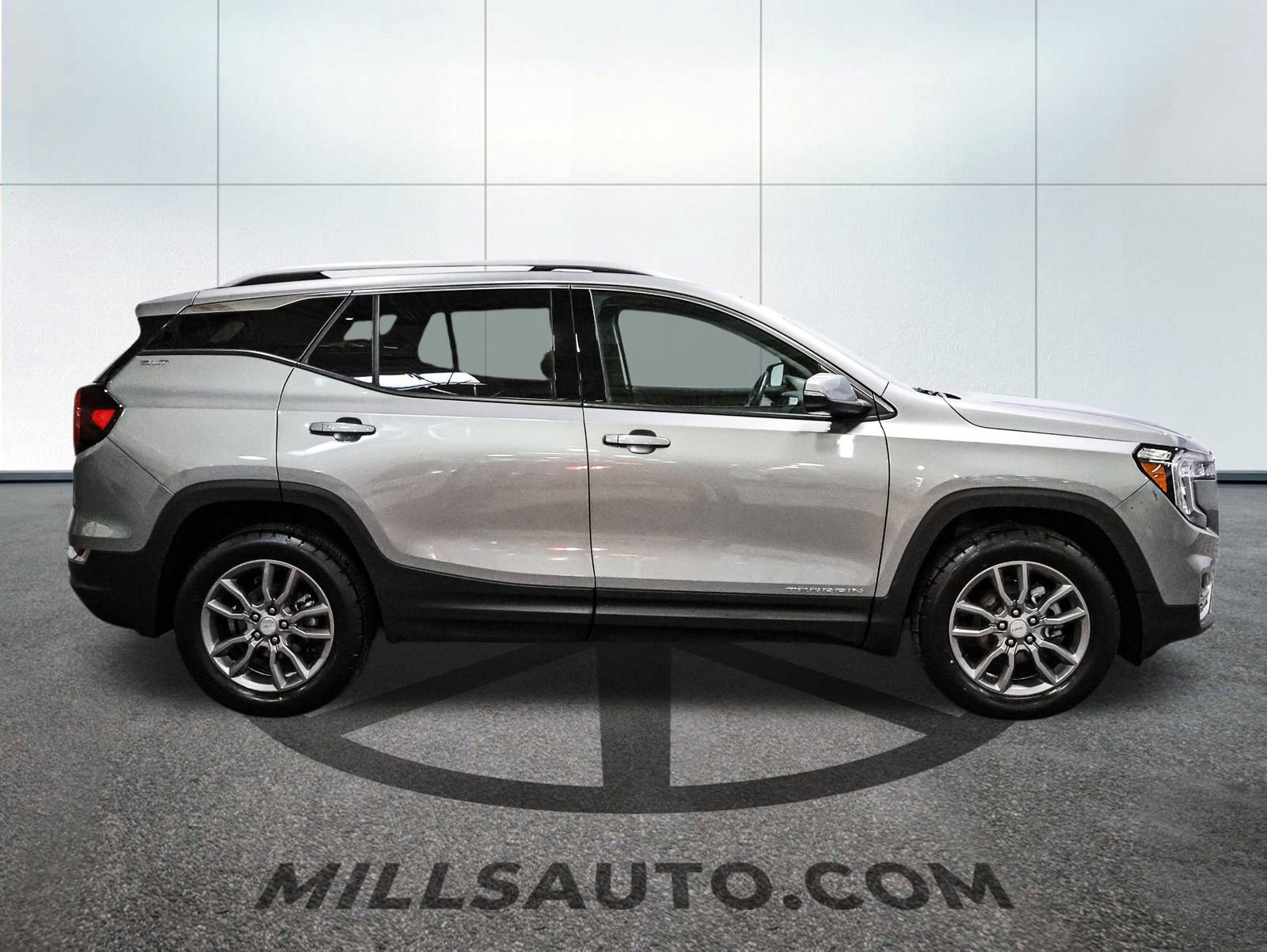 Used 2024 GMC Terrain SLT image 3