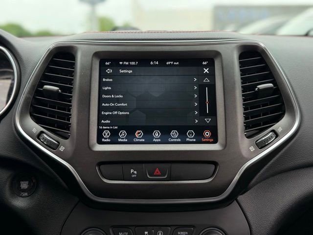Used 2020 Jeep Cherokee Trailhawk w/ Cold Weather Group AWD/4WD image 23