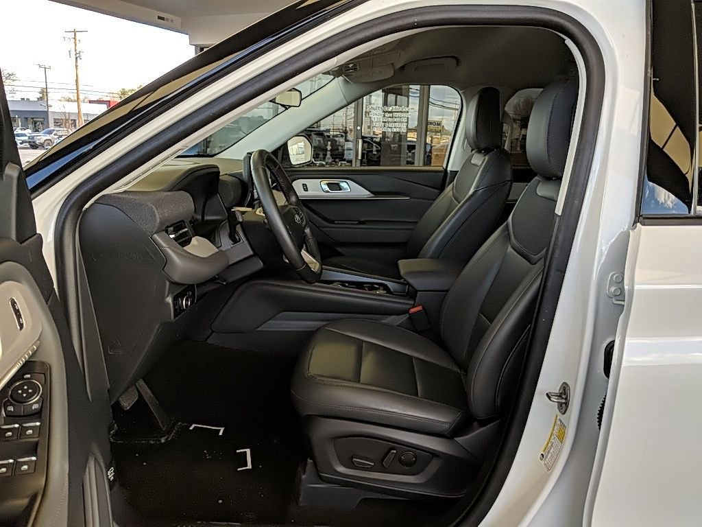 Certified 2025 Ford Explorer Active w/ Active Comfort Package image 11