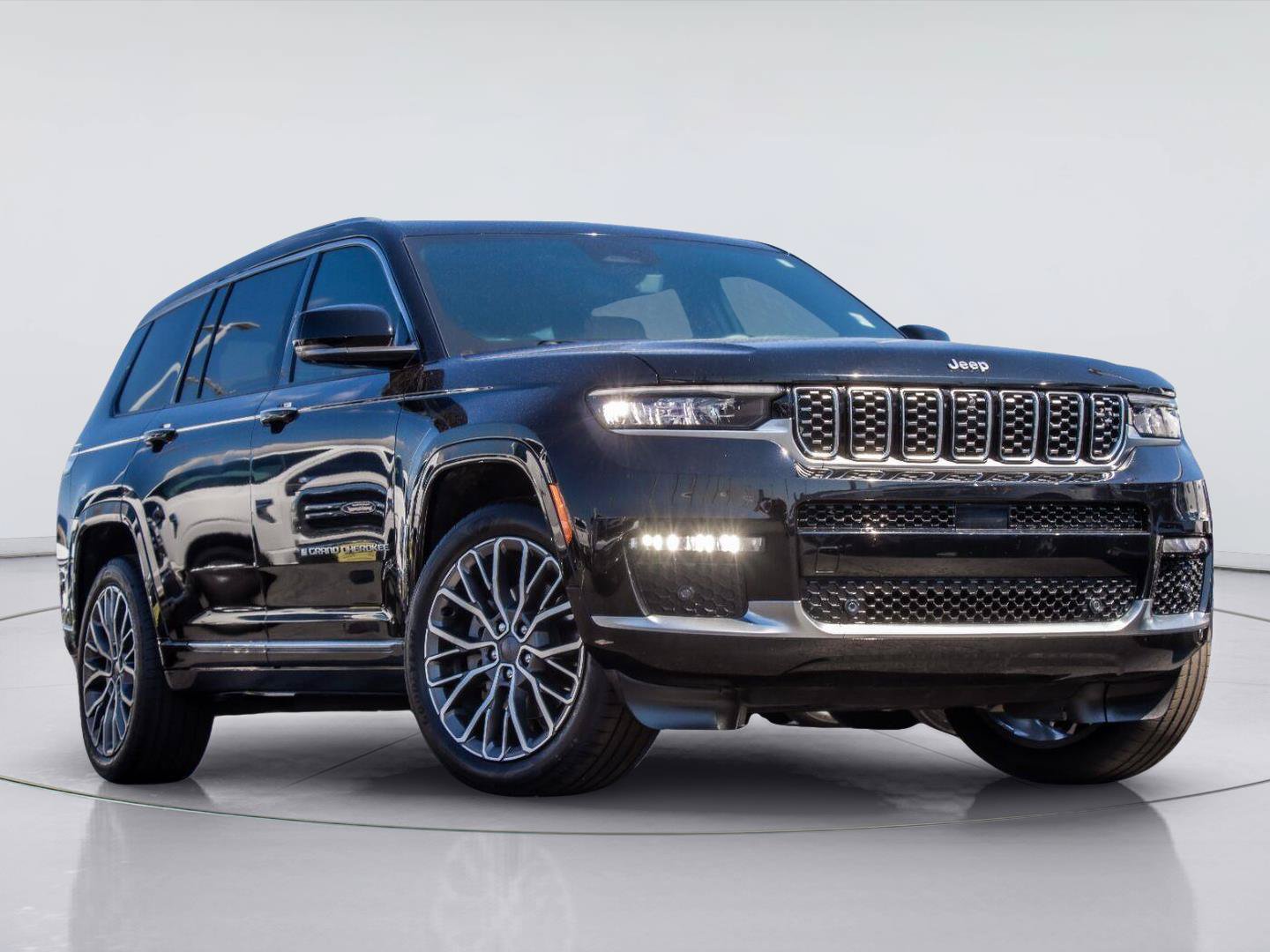 Used 2023 Jeep Grand Cherokee L Summit AWD/4WD image 2
