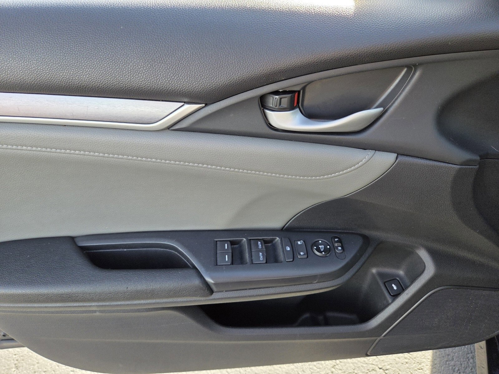 Used 2017 Honda Civic EX-L image 18