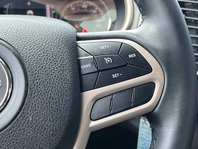 Used 2017 Jeep Cherokee Latitude w/ Safety/Convenience Group AWD/4WD image 25