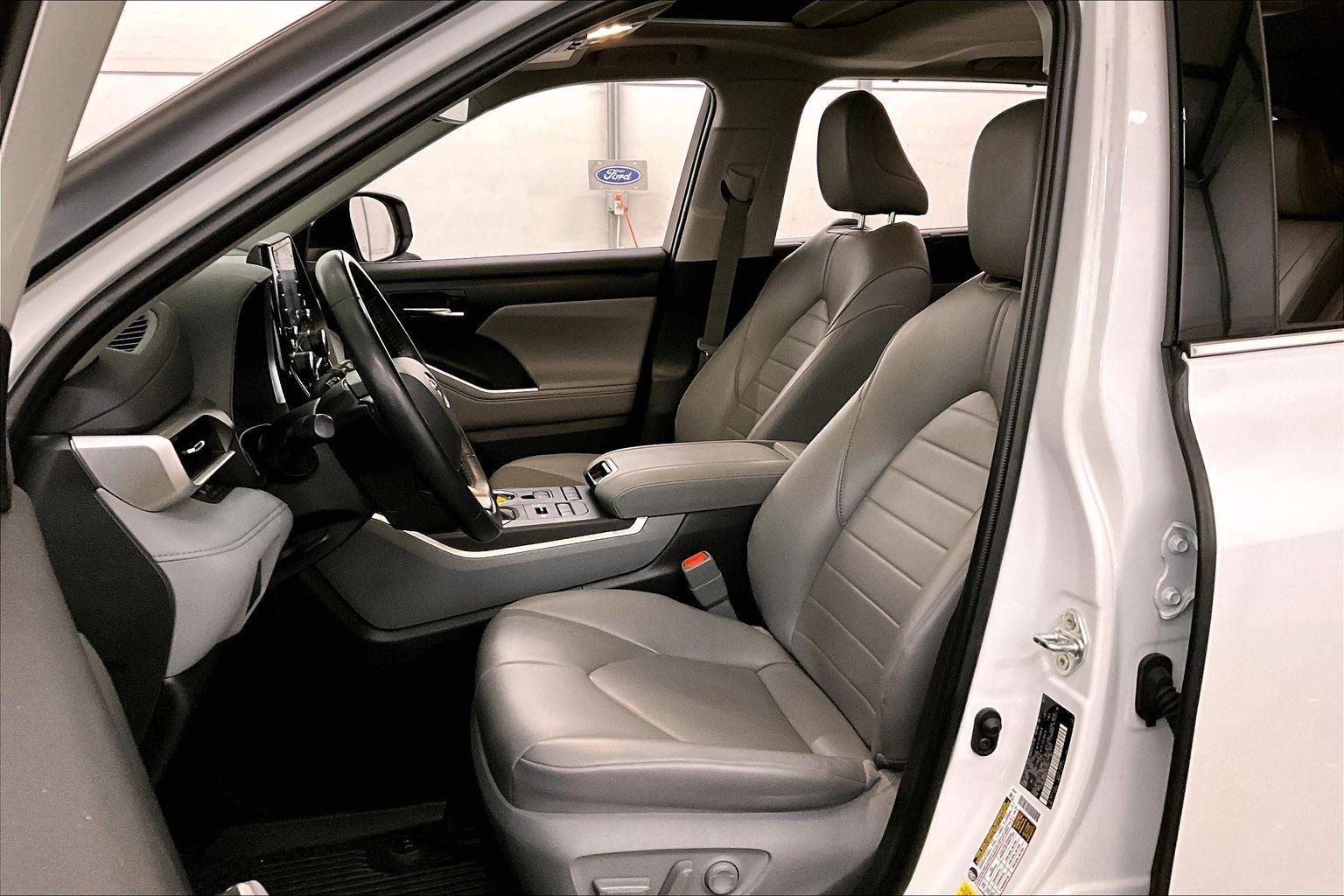 Used 2022 Toyota Highlander XLE image 24