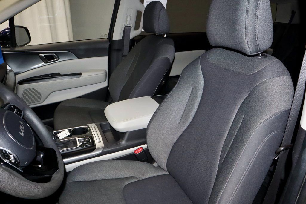 Used 2024 Kia Carnival LX image 25