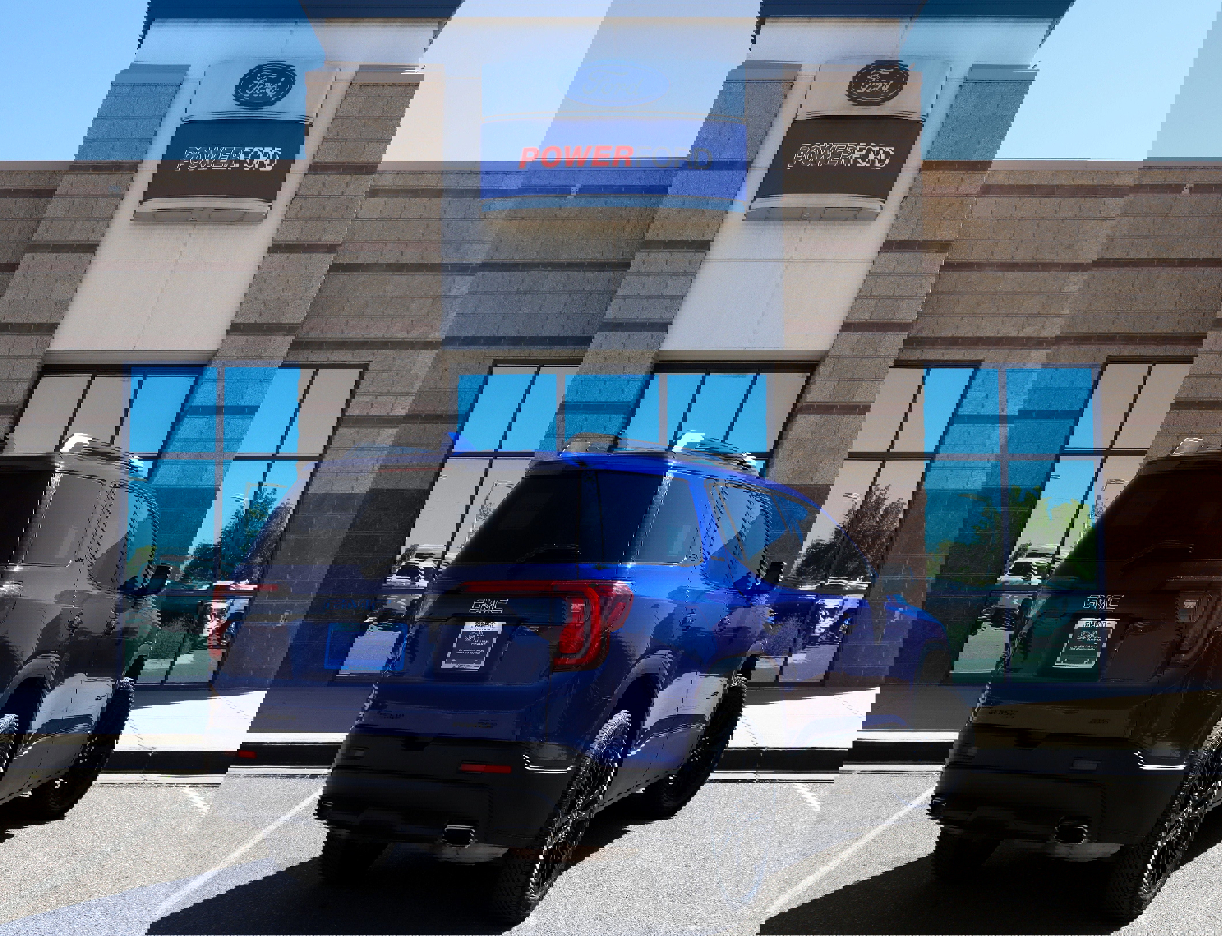 Used 2023 GMC Acadia SLE w/ Driver Convenience Package image 5