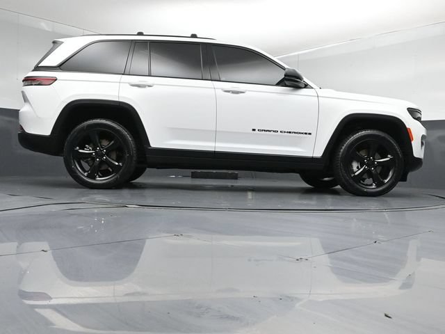 Used 2023 Jeep Grand Cherokee Limited w/ Black Appearance Package AWD/4WD image 43
