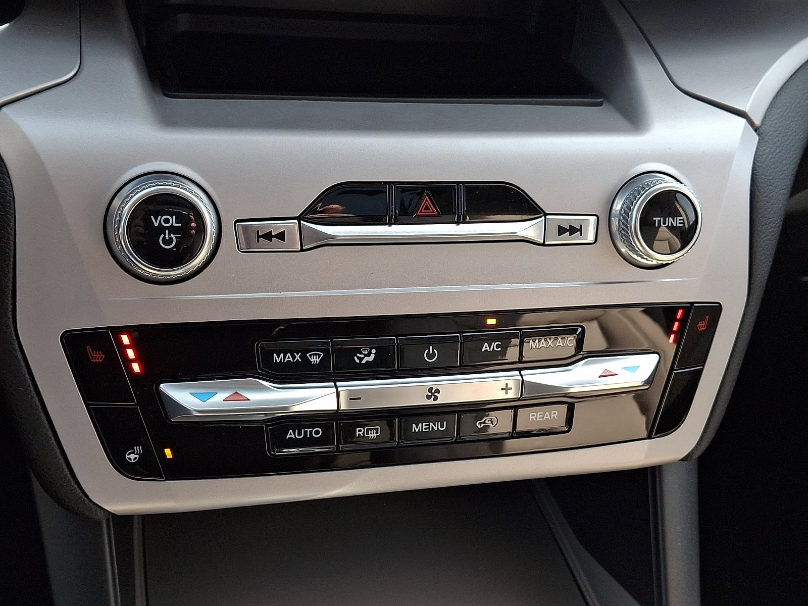 Certified 2024 Ford Explorer XLT w/ Equipment Group 202A image 23