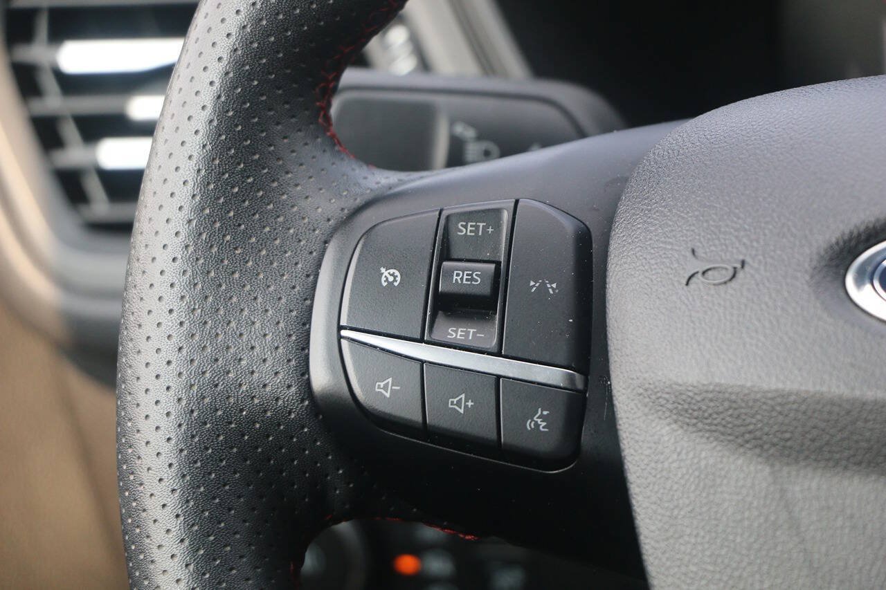 Certified 2025 Ford Escape ST-Line Select AWD/4WD image 18